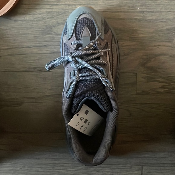 Yeezy V2 700 - Picture 2 of 3